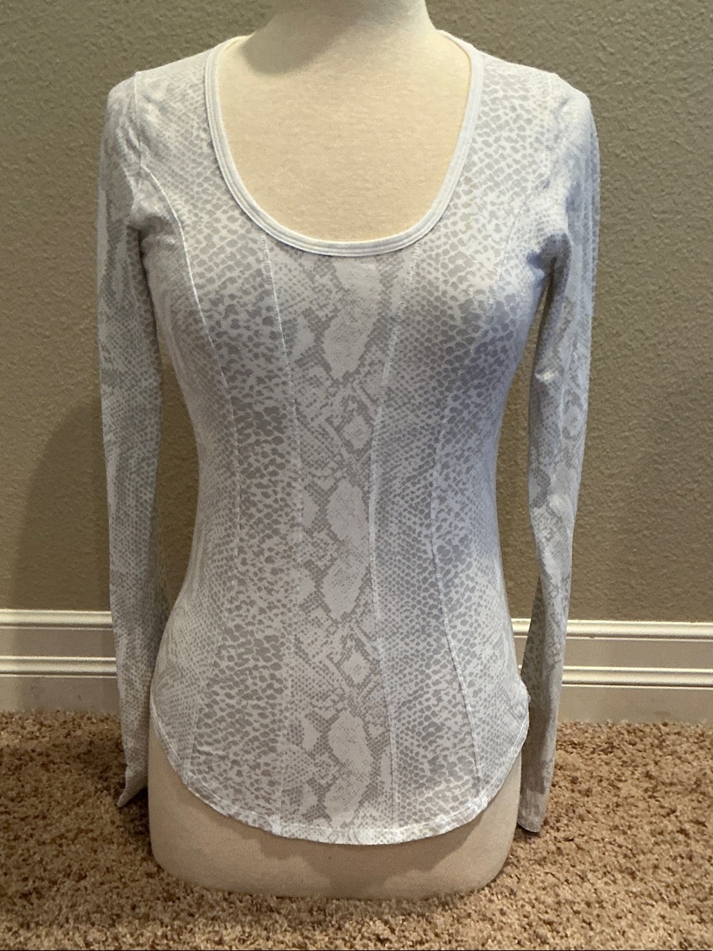 ✨Lululemon Long-Sleeve Scoop Neck Top in Light Gray Snake Print